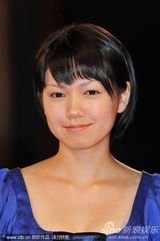 组图：《庸才》首映 堂富美蓝裙可爱臀部似鸡尾