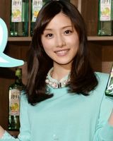 组图：石原里美微笑畅聊恋爱话题