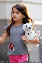 组图：小苏瑞与妈妈凯蒂牵手逛街