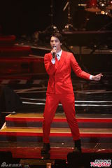 组图：陈奕迅压轴演唱 与女歌手热情拥抱