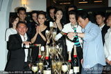 组图：金马奖闭幕庆功酒会获奖者开心亮相