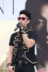 组图：吴建豪亮相签唱会 墨镜耍酷现场热舞