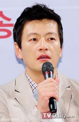 组图：韩星李宥利、郑灿宣传新剧《黄色复仇草》