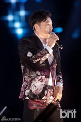 组图：韩歌手李文世首尔个唱 5万张门票售罄