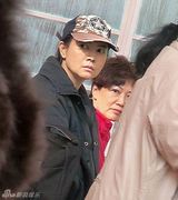 组图：蓝洁瑛精神好转染黑发 现身教会做礼拜