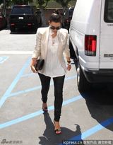 组图：金-卡戴珊黑超遮面衣着时尚干练