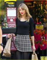 组图：斯威夫特开心购物 红唇黑丝秀美腿