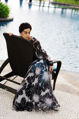 高清图：张茜化身古典女神 印染长裙展优雅风情