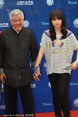 组图：赵本山携爱女亮相华鼎奖红毯