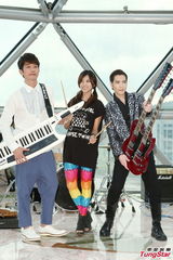 组图：萧敬腾跨刀拍偶像剧MV 豆花妹送秋波