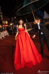 组图：张雨绮玫瑰红抹胸裙现身娇艳如花