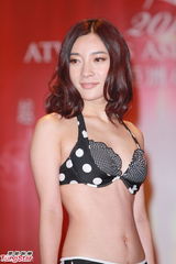 组图：亚姐面试水平参差 评委罗霖要求三高