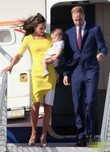 组图：凯特抱子随访澳洲 黄衣明艳狂风吹乱秀发