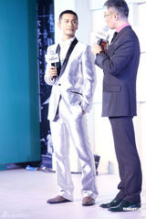 高清组图：黄晓明出席某活动 怀旧经典装出席