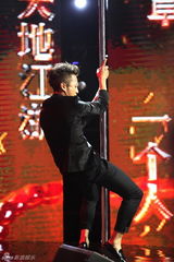 组图：《四大名捕2》首映 三女逼邓超跳钢管舞