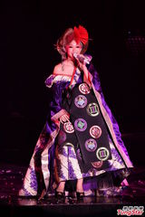 组图：幸田来未开唱变身蓝色妖姬 撅臀秀S曲线