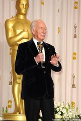 高清组图：奥斯卡后台获奖众星举金人光彩照人