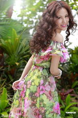 组图：刘心悠花朵裙装拍写真 望早日遇真命天子