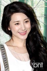 组图：歌手徐仁英发新专辑 清凉装秀身材