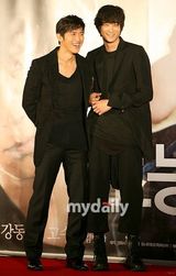 组图：姜东元高修宣传显型男本色 现场大秀兄弟情深