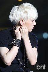 组图：BEAST举行新专辑见面会 帅气热舞