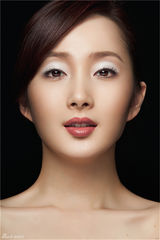 组图：程媛媛妆容大片曝光 清新灵动凸显时尚大气