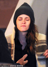 组图：斯图尔特街头拍电影 素颜出镜显憔悴