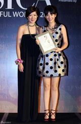 高清图：黄奕现身上海 获颁某杂志致臻女艺人奖