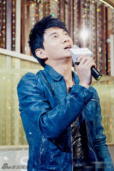 组图：吴奇隆帅气出席活动首唱《三寸天堂》