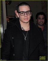 组图：洛佩兹携小男友亮相 十指紧扣秀恩爱