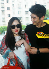 组图：霍思燕入院待产 老公杜江全程小心搀扶