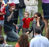 组图：小贝参加运动会当全能奶爸 辣妹秀长腿