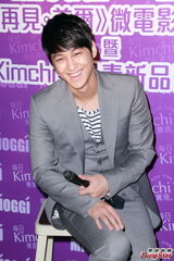 组图：金汎(金范)主持微电影首映 称咬女生手臂感尴尬