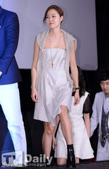 组图：《高龄化家族》试映 孔孝真抹胸短裙清凉