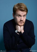 组图：泰勒为《机遇》写歌 露沟写真俏丽典雅