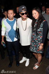 组图：比伯蓄须潮人装看秀 沧桑显男人范