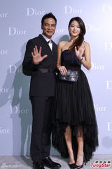 高清图：全智贤抹胸裙女神范 与任达华热情拥抱