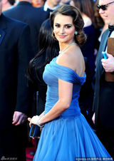 高清组图：奥斯卡红毯潘妮洛普-克鲁兹蓝色礼服
