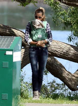 组图：邦臣一家公园散步 背小女儿上演人猿泰山