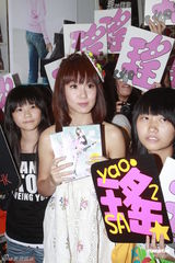 组图：郭书瑶旺角宣传新专辑 遭男粉丝索吻尴尬躲避