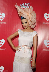 高清图：凯蒂-佩里头顶大花亮相格莱美预热活动