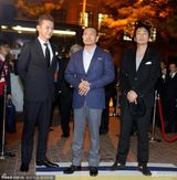 组图：《R100》首映 渡部笃郎潮范十足