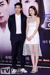 组图：2PM泽演苏怡贤新剧发布亲密黑白配