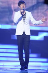 高清组图：新浪网络盛典 满江献唱《中华诵》