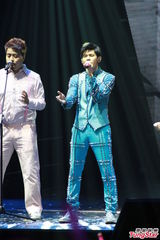 组图：周杰伦开个唱大秀人鱼线 张智霖同台助阵