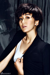 组图：娄艺潇帅酷写真 演绎硬朗MAN式性感