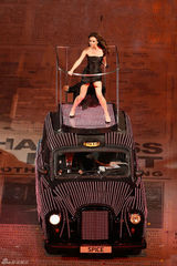 组图：贝嫂维多利亚奥运闭幕式献唱秀美腿