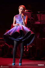 组图：容祖儿彩虹服装唱响伦敦 众人捧场激动而泣