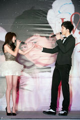 高清图：郭书瑶井柏然连手出辑 陪歌迷温暖过圣诞