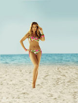 组图：范德法特娇妻战胜乳癌拍性感写真